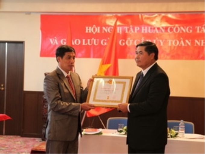 Ông Đặng Văn Cần trao tặng giấy khen Đảng bộ trong sạch, vững mạnh tiêu biểu năm 2012 cho Đảng bộ Nhật Bản. (Ảnh: Hữu Thắng-Tri Phương/Vietnam+)